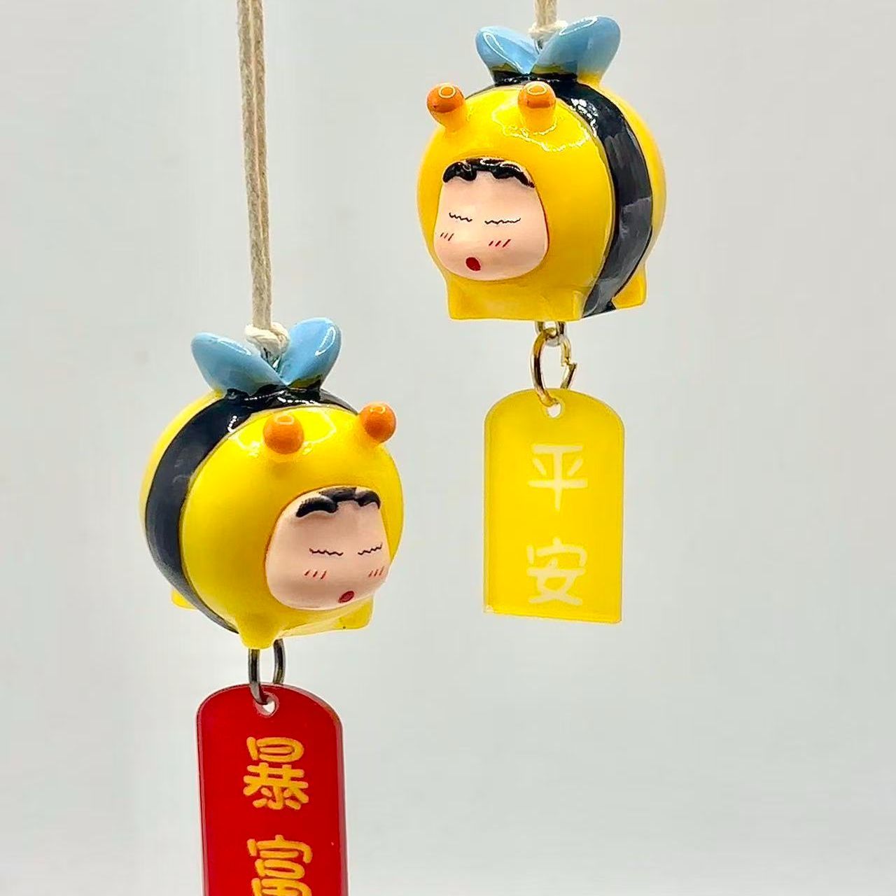 Car Accessories Interior - Crayon Shin-chan Arı Kostümü Figürü Araba